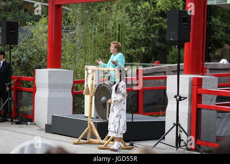 Berlin, Germany. 05th July, 2017. Chancellor Merkel and Chinese President Xi Jinpingi visit the Panda Bears Meng Meng and Jiao Qing at the new Panda Garden at the Zoological Garden in Berlin. Credit: Simone Kuhlmey/Pacific Press/Alamy Live News Stock Photo