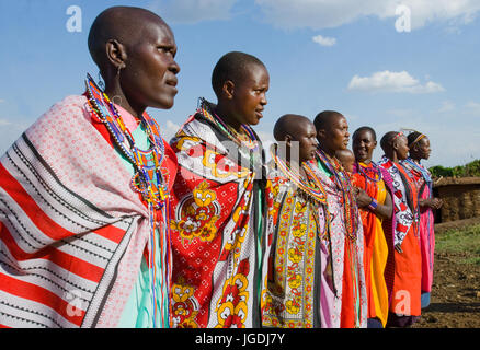 MASAI CHILDREN SINGING AND DANCING MASAI MARA KENYA Stock Photo - Alamy