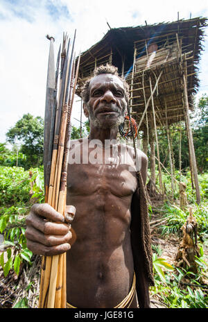 INDONESIA, ONNI VILLAGE, NEW GUINEA - JUNE 24: Man Korowai tribe. Tribe of Korowai (Kombai , Kolufo). Stock Photo