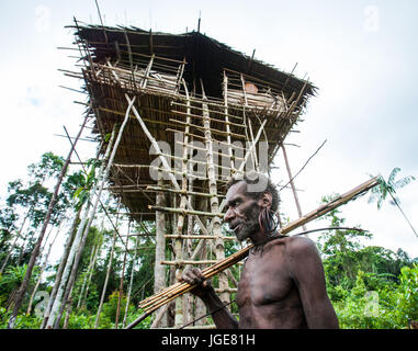 INDONESIA, ONNI VILLAGE, NEW GUINEA - JUNE 24: Man Korowai tribe. Tribe of Korowai (Kombai , Kolufo). Stock Photo