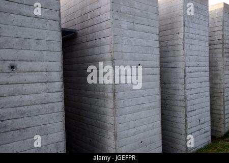 Betonwände mit Metall, concrete wall with metal, Brutalismus