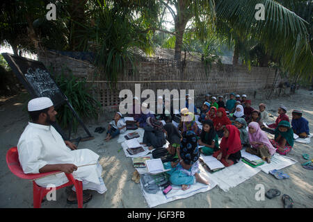 Students attend Maktab (morning islamic school) at the Saint Martin's Island. Teknaf, Cox's Bazaar, Bangladesh. Stock Photo