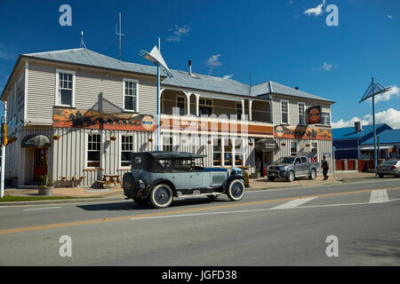 Vintage car and The Brown Pub, Methven, Mid Canterbury, South Island, New Zealand Stock Photo