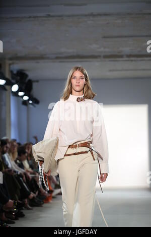 Berlin, Germany. 06th July, 2017. The photo shows models with the Dorothee Schuhmacher collection on the catwalk. Credit: Simone Kuhlmey/Pacific Press/Alamy Live News Stock Photo