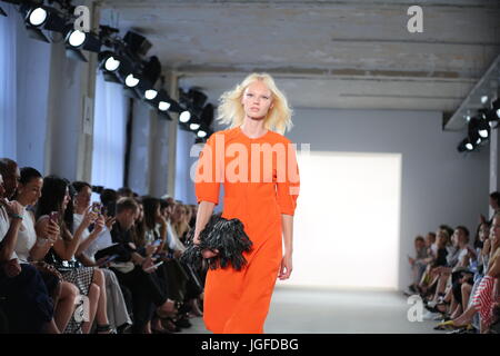 Berlin, Germany. 06th July, 2017. The photo shows models with the Dorothee Schuhmacher collection on the catwalk. Credit: Simone Kuhlmey/Pacific Press/Alamy Live News Stock Photo