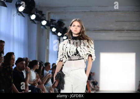 Berlin, Germany. 06th July, 2017. The photo shows models with the Dorothee Schuhmacher collection on the catwalk. Credit: Simone Kuhlmey/Pacific Press/Alamy Live News Stock Photo