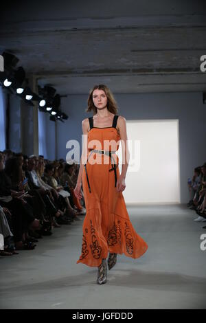 Berlin, Germany. 06th July, 2017. The photo shows models with the Dorothee Schuhmacher collection on the catwalk. Credit: Simone Kuhlmey/Pacific Press/Alamy Live News Stock Photo