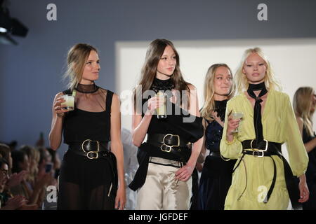 Berlin, Germany. 06th July, 2017. The photo shows models with the Dorothee Schuhmacher collection on the catwalk. Credit: Simone Kuhlmey/Pacific Press/Alamy Live News Stock Photo