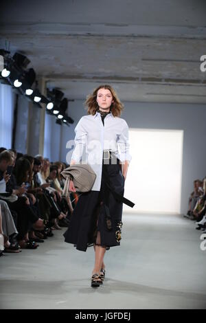 Berlin, Germany. 06th July, 2017. The photo shows models with the Dorothee Schuhmacher collection on the catwalk. Credit: Simone Kuhlmey/Pacific Press/Alamy Live News Stock Photo