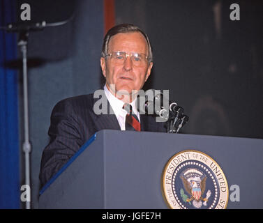 United States President George H.W. Bush makes remarks at the AFL-CIO convention in Washington, D.C. on November 15, 1989. Credit: Ron Sachs / CNP /MediaPunch Stock Photo