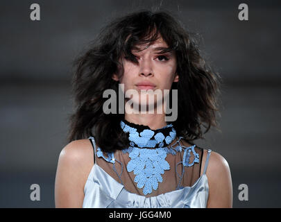 Berlin, Germany. 06th July, 2017. The fashion show of designer 'Dorothee Schumacher' during the Mercedes-Benz Fashion Week Berlin in Berlin, Germany, 06 July 2017. The Spring/Summer 2018 collections are being presented during the Fashion Week. Photo: Britta Pedersen/dpa-Zentralbild/dpa/Alamy Live News Stock Photo