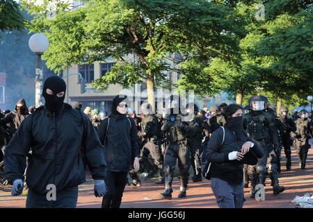 Hamburg, Germany. 6th July, 2017. Protesters flee as riot police crack down on an anti g20 protest Credit: Conall Kearney/Alamy Live News Stock Photo