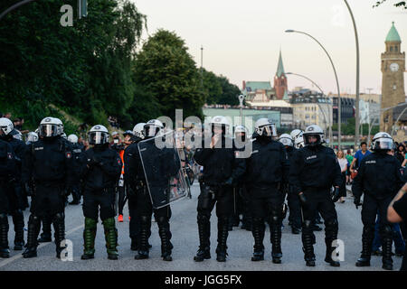 Hamburg, Germany. 6th July, 2017. GERMANY, Hamburg, protest rally 'G-20 WELCOME TO HELL' against G-20 summit in july 2017  Credit: Joerg Boethling/Alamy Live News Stock Photo