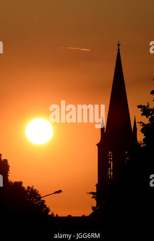 Berlin, Germany. 06th July, 2017. The sun sets next to the Gethsemane Church in the Prenzlauer Berg district of Berlin, Germany, 06 July 2017. Photo: Maurizio Gambarini/dpa/Alamy Live News Stock Photo