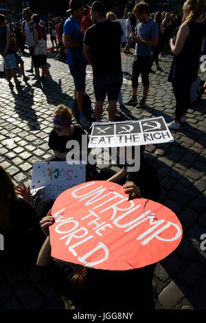Hamburg, Germany. 6th July, 2017. GERMANY, Hamburg, protest rally 'WELCOME TO HELL' against G-20 summit in July 2017 Credit: Joerg Boethling/Alamy Live News Stock Photo