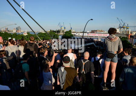 Hamburg, Germany. 6th July, 2017. GERMANY, Hamburg, protest rally 'WELCOME TO HELL' against G-20 summit in July 2017 Credit: Joerg Boethling/Alamy Live News Stock Photo