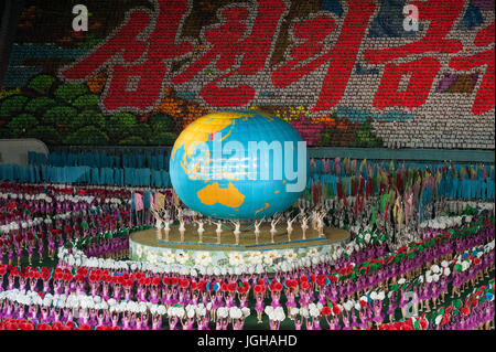 08.08.2012, Pyongyang, North Korea, Asia - Dancers and acrobats perform during the Arirang Mass Games at the May Day Stadium in Pyongyang. Stock Photo