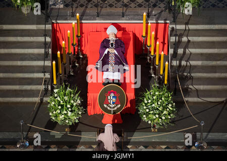 Cologne, Germany. 7th July, 2017. The late Cardinal Joachim Meisner is laid out at the Romanic basilica St. Gereon in Cologne, Germany, 7 July 2017. Meisner died in the age of 83 years during a holiday in Bavaria. His funeral is said to take place on 15 July 2017 at the dome in Cologne. Photo: Rolf Vennenbernd/dpa/Pool/dpa/Alamy Live News Stock Photo