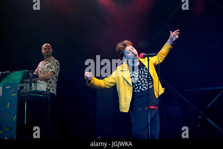 Great Tew, Oxfordshire, UK. 7th July 2017. Cornbury Festival Day 1-  British band the Kaiser Chiefs performing at Cornbury Festival, Oxfordshire 7th July 2017 Credit: DFP Photographic/Alamy Live News Stock Photo