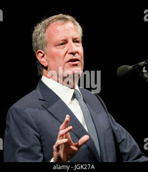 Hamburg, Germany. 8th July, 2017. Hamburg, Germany. 08th July, 2017. Bill de Blasio, the mayor of New York, gives a talk at an event held in the Thalia Theatre in conjunction with the G20 summit in Hamburg, Germany, July 2017. The two-day summit of the heads of the leading industrial nations of the world began on the 7 July and will conclude today. Photo: Kay Nietfeld/dpa Credit: dpa picture alliance/Alamy Live News Stock Photo