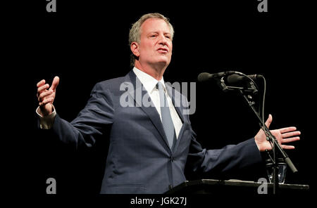 Hamburg, Germany. 8th July, 2017. Hamburg, Germany. 08th July, 2017. Bill de Blasio, the mayor of New York, gives a talk at an event held in the Thalia Theatre in conjunction with the G20 summit in Hamburg, Germany, July 2017. The two-day summit of the heads of the leading industrial nations of the world began on the 7 July and will conclude today. Photo: Kay Nietfeld/dpa Credit: dpa picture alliance/Alamy Live News Stock Photo