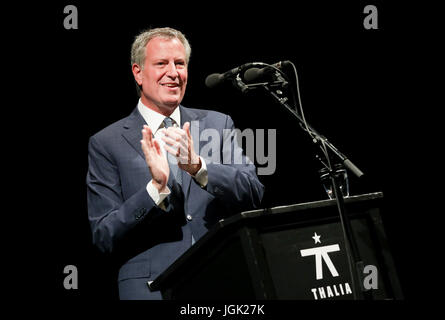 Hamburg, Germany. 8th July, 2017. Hamburg, Germany. 08th July, 2017. Bill de Blasio, the mayor of New York, gives a talk at an event held in the Thalia Theatre in conjunction with the G20 summit in Hamburg, Germany, July 2017. The two-day summit of the heads of the leading industrial nations of the world began on the 7 July and will conclude today. Photo: Kay Nietfeld/dpa Credit: dpa picture alliance/Alamy Live News Stock Photo