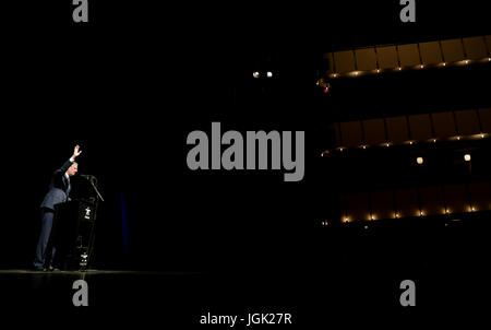 Hamburg, Germany. 8th July, 2017. Hamburg, Germany. 08th July, 2017. Bill de Blasio, the mayor of New York, gives a talk at an event held in the Thalia Theatre in conjunction with the G20 summit in Hamburg, Germany, July 2017. The two-day summit of the heads of the leading industrial nations of the world began on the 7 July and will conclude today. Photo: Kay Nietfeld/dpa Credit: dpa picture alliance/Alamy Live News Stock Photo