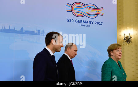 Hamburg, Germany. 8th July, 2017. L-R: French president Emmanuel Macron, Russian president Vladimir Putin and German chancellor Angela Merkel at trilateral talks held in conjunction with the G20 summit in the Atlantik Hotel in Hamburg, Germany, 8 July 2017. Photo: Tobias Schwarz/AFP/dpa/Alamy Live News