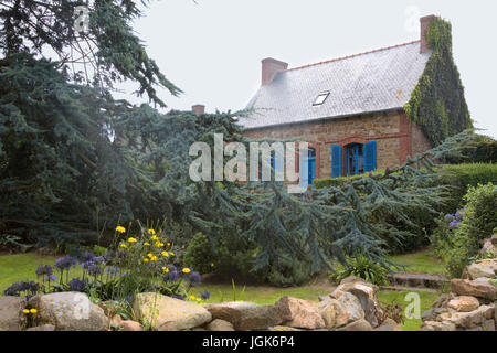 Charming slate-roofed cottage, Île de Bréhat, Côtes-d'Armor, Brittany, France Stock Photo