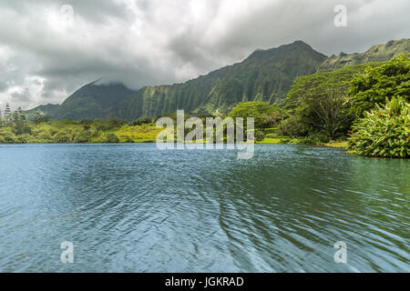 A view of the Koolau mountains as seen from the lake at Hoomaluhia Botanical Gardens in Kaneohe on Oahu, Hawaii Stock Photo