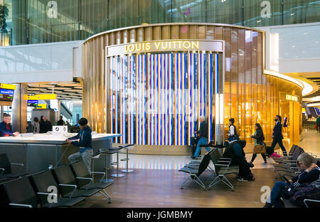 Heathrow Airport Terminal 5 Retail - Louis Vuitton Stock Photo: 147965695 - Alamy
