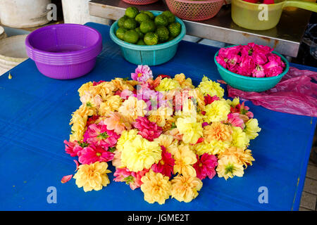 Flowers at a garland street stall just off Little India, Jalan Masjid Kapitan Keling, George Town, Pulau Pinang, Malaysia. Stock Photo