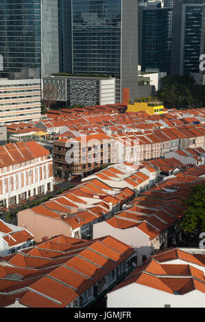 07.07.2017, Singapore, Republic of Singapore, Asia - A view of traditional shop houses in Singapore's Chinatown district with the city skyline. Stock Photo