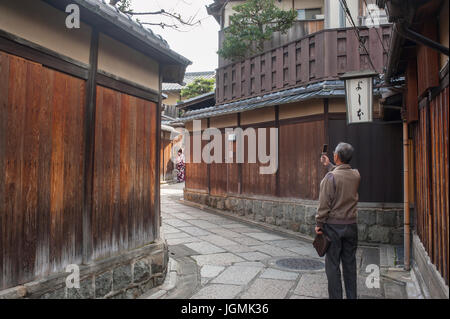 Traditional wooden homes along Ishibei Koji lane, Gion, Kyoto, Japan Stock Photo
