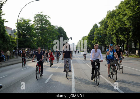 Hamburg, Germany. 07th July, 2017. Thousands joined the bycicle-demo in Hamburg to protest the G20. Credit: Alexander Pohl/Pacific Press/Alamy Live News