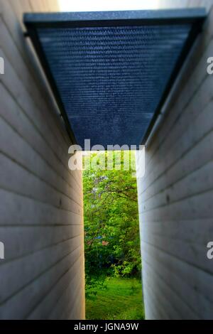 Betonwände mit Metall, concrete wall with metal, Brutalismus