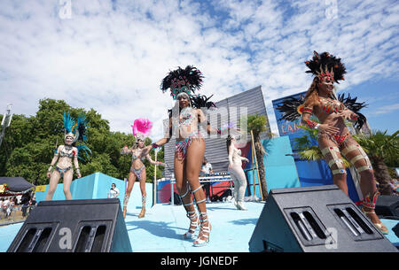 London, UK. 08th July, 2017. Dancers performing at the 2017 British Summer Time (BST) Festival in Hyde Park in London ahead of a performance by The Killers. Photo date: Saturday, July 8, 2017. . Credit: Roger Garfield/Alamy Live News Stock Photo