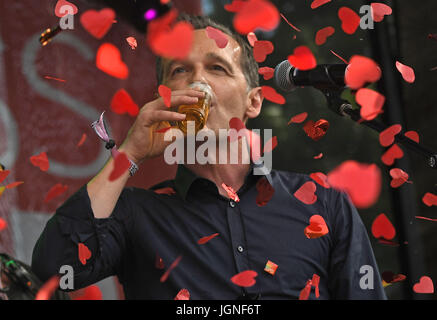 Cologne, Germany. 7th July, 2017. German justice minister Heiko Maas (SPD) opens Christopher Street Day by shooting heart shaped confetti in the air in Cologne, Germany, 7 July 2017. Photo: Henning Kaiser/dpa/Alamy Live News Stock Photo