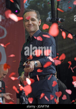 Cologne, Germany. 7th July, 2017. German justice minister Heiko Maas (SPD) opens Christopher Street Day by shooting heart shaped confetti in the air in Cologne, Germany, 7 July 2017. Photo: Henning Kaiser/dpa/Alamy Live News Stock Photo