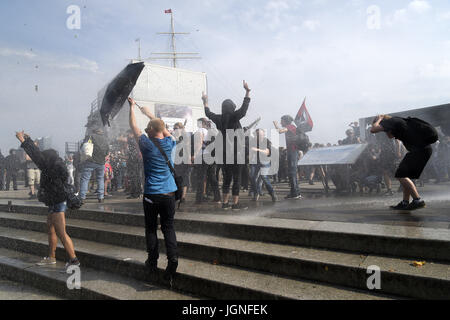 Hamburg, Hamburg, Germany. 6th July, 2017. Europe, Germany, Hamburg, July 2017: During the Summit g20 in Hamburg numerous demonstrations of various groups opposed to the summit resulted in violence. The city has been the scene of barricades and clashes between black block and police. There are hundreds of wounded both policemen and protesters. Credit: Danilo Balducci/ZUMA Wire/Alamy Live News Stock Photo