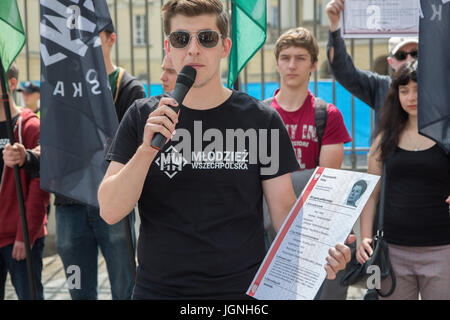 Warsaw, Poland. 08th July, 2017. On 08.07.2017 two groups from the extreme political right, the ONR (Oboz Narodowy Radicalny, Radical Nationalist Camp) and Mlodiesz Wszechpolska, All-Polish Youth) protested in front of the city hall in Warsaw against Refugees and liberal politics. - NO WIRE SERVICE - Photo: Jan A. Nicolas/dpa/Alamy Live News Stock Photo