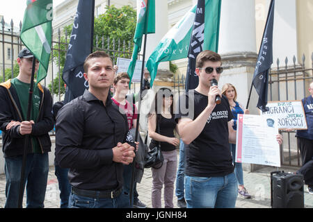 Warsaw, Poland. 08th July, 2017. On 08.07.2017 two groups from the extreme political right, the ONR (Oboz Narodowy Radicalny, Radical Nationalist Camp) and Mlodiesz Wszechpolska, All-Polish Youth) protested in front of the city hall in Warsaw against Refugees and liberal politics - NO WIRE SERVICE - Photo: Jan A. Nicolas/dpa/Alamy Live News Stock Photo