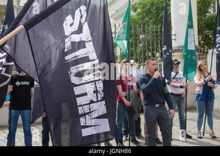 Warsaw, Poland. 08th July, 2017. On 08.07.2017 two groups from the extreme political right, the ONR (Oboz Narodowy Radicalny, Radical Nationalist Camp) and Mlodiesz Wszechpolska, All-Polish Youth) protested in front of the city hall in Warsaw against Refugees and liberal politics - NO WIRE SERVICE - Photo: Jan A. Nicolas/dpa/Alamy Live News Stock Photo