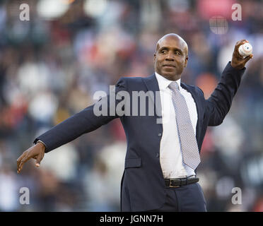 Casual portrait of San Francisco Giants Barry Bonds with brother