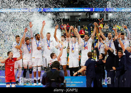 Curitiba, Brazil. 08th July, 2017. Italian players celebrate victory against Brazil in the final of the world volleyball league against France at Arena of Baixada stadium in the city of Curitiba this Saturday (08). Credit: Brazil Photo Press/Alamy Live News Stock Photo