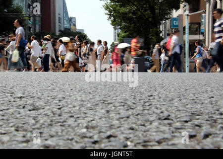 Tokyo, Japan. 9th July, 2017. People stroll at Ginza fashion district in Tokyo on July 9, 2017. Temperature of Tokyo metropolitan area climbed over 30 degree Celsius as heat wave attacked. Credit: Yoshio Tsunoda/AFLO/Alamy Live News Stock Photo