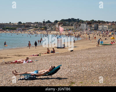 Weymouth, Dorset, UK. 9th July 2017. People enjoying the beach as the sunny warm weather continues on the south coast. Credit: DTNews/Alamy Live Stock Photo
