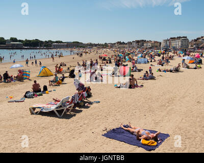 Weymouth, Dorset, UK. 9th July 2017. People enjoying the beach as the sunny warm weather continues on the south coast. Credit: DTNews/Alamy Live Stock Photo
