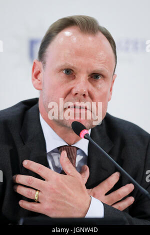 Hamburg, Germany. 9th July, 2017. Hamburg's minister of the interior Andy Grote at a press conference with the police addressing violent demonstrations against the recent G20 summit in Hamburg, Germany, 9 July 2017. Photo: Christian Charisius/dpa/Alamy Live News Stock Photo