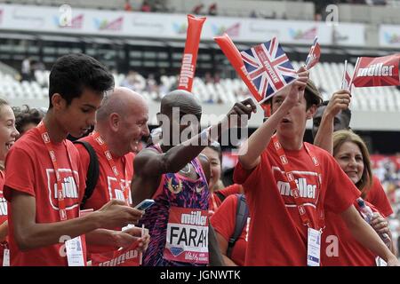 Stratford, UK. 9th Jul, 2017. Mo Farah (GBR) and the volunteers. Anniversary games. IAAF Diamond League. London Olympic stadium. Queen Elizabeth Olympic park. Stratford. London. UK. 09/07/2017. Credit: Sport In Pictures/Alamy Live News Stock Photo